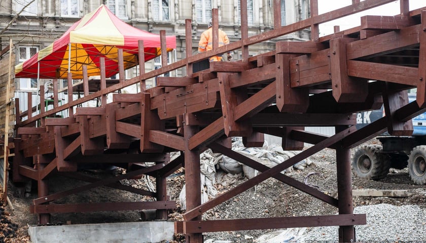 Drewniany most nad fosą w trakcie budowy, druga połowa stycznia 2024