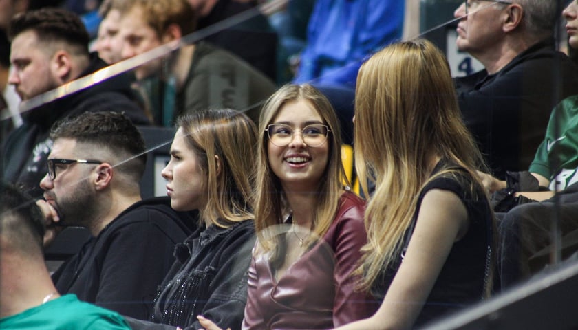 Kobieta w okularach i inni kibice podczas meczu Śląska z Turkiem w Orbicie (6 lutego 2024 r.)