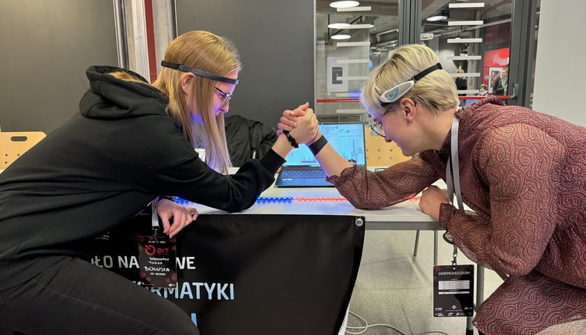 <p>Członkowie koła naukowego Neuron dostali dofinanasowanie do projektu badawczego Neurocall opartego na brain-computer interface. Dofinansowanie objęło również zakup opasek do odbierania fal m&oacute;zgowych&nbsp;&nbsp;</p>