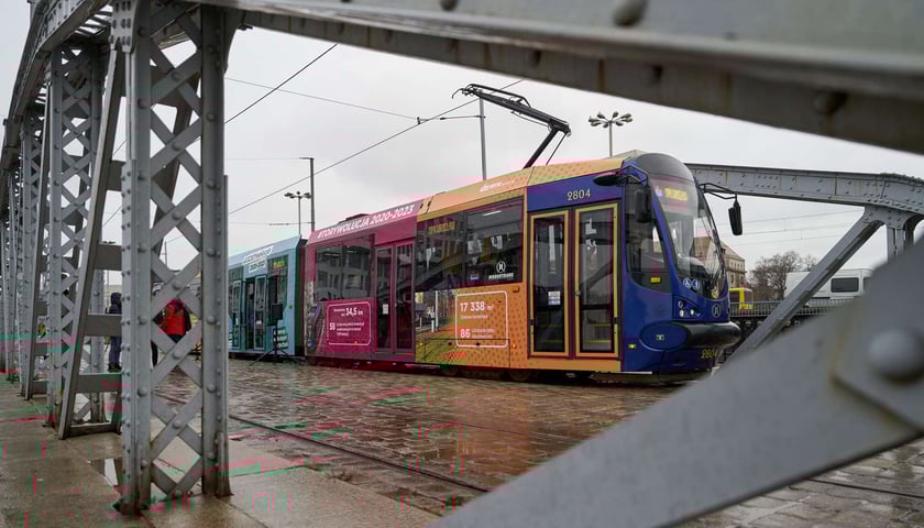 Torywolucyjny tramwaj MPK Wrocław.