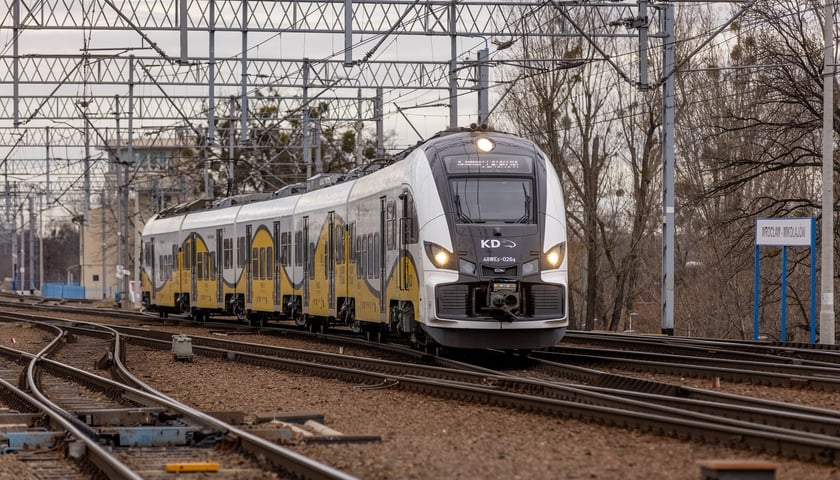 Na zdjęciu pociąg Kolei Dolnośląskich na torach w pobliżu stacji Wrocław - Mikołajów
