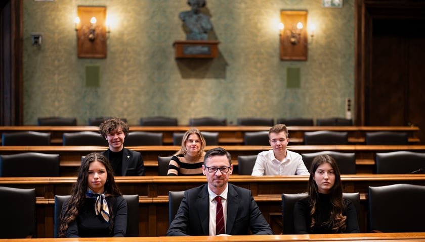 Na zdjęciu członkowie Młodzieżowej Rady Miasta Wrocławia z Sergiuszem Kmiecikiem, przewodniczącym Rady Miejskiej Wrocławia