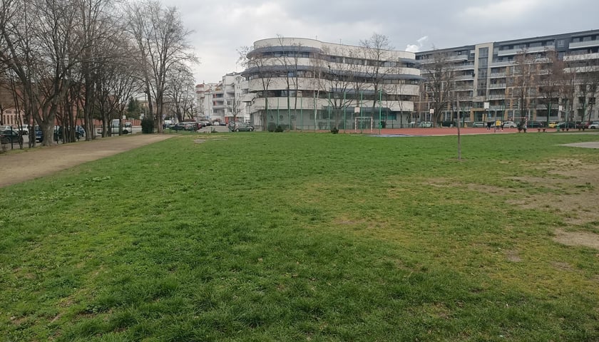 Teren Szkoły Podstawowej nr 46 przy ul. Ścinawskiej przed remontem