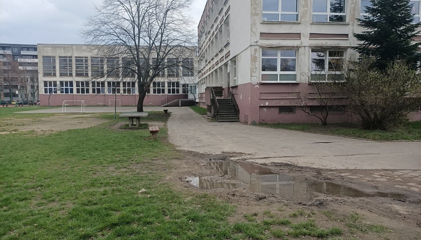Teren Szkoły Podstawowej nr 46 przy ul. Ścinawskiej przed remontem