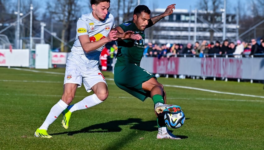 Nahuel Leiva (z prawej) jest jednym z liderów Śląska w tym sezonie ekstraklasy. Kilka tygodni temu przedłużył kontrakt z WKS-em.