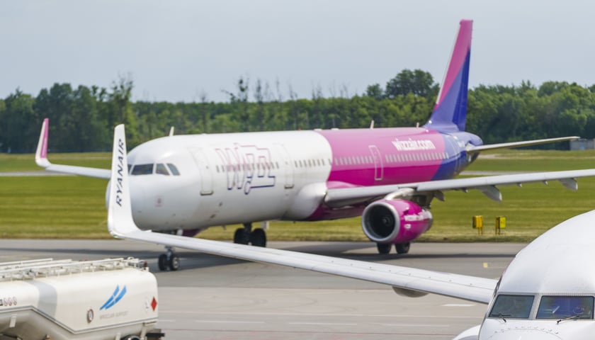 Samolot linii Wizz Air na płycie wrocławskiego lotniska