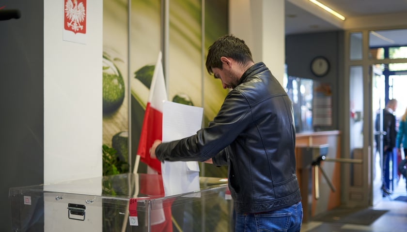 Wybory parlamentarne, głosowanie we Wrocławiu. Zdjęcie ilustracyjne