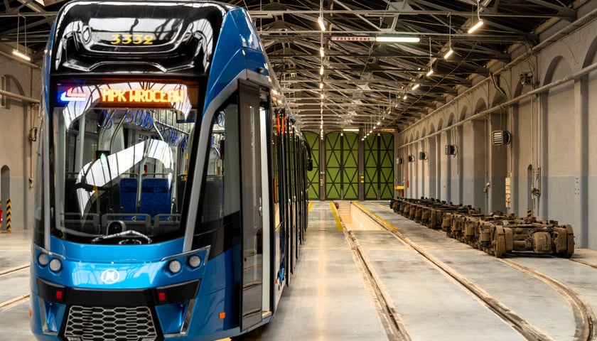 Na zdjęciu najnowszy tramwaj Moderus Gamma w świeżo wyremontowanej hali na zajezdni Gaj. 