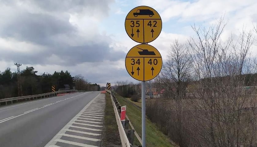 Znaki drogowe dla konwojów wojskowych