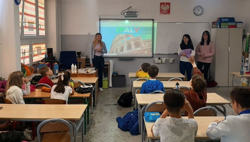 Uczniowie na lekcji ze studentami z Włoch
