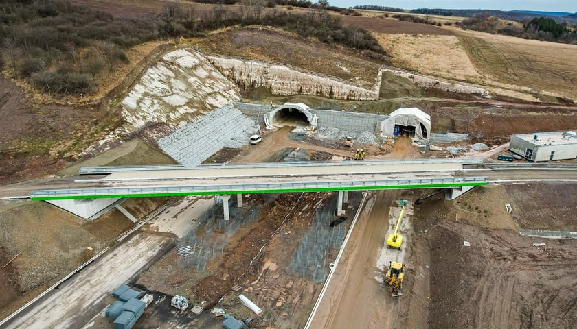 Budowana trasa S3 na Dolnym Śląsku, widać wloty do tunelów, luty 2024