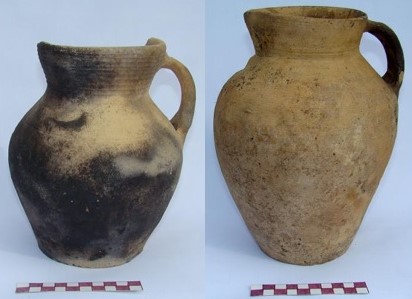 Dzbany z XV wieku odkryte podczas prac archeologicznych przy Łaciarskiej 4