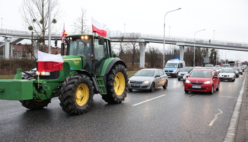 <p>Rolnicy blokujący aleję Jana III Sobieskiego we Wrocławiu (poranek 12 lutego 2024)&nbsp;&nbsp;</p>