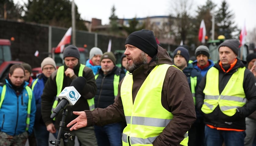 <p>Rolnicy blokujący aleję Jana III Sobieskiego we Wrocławiu. W środku Dominik Nikody (poranek 12 lutego 2024)&nbsp;&nbsp;</p>