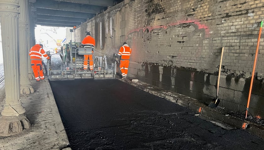 Łatanie pozimowych ubytków na wrocławskich drogach