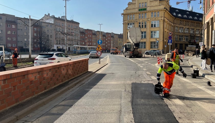 Łatanie pozimowych ubytków na wrocławskich drogach