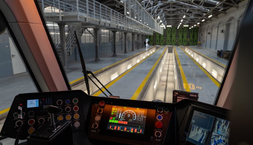 Widok na zajezdnię tramwajową z wnętrza tramwaju
