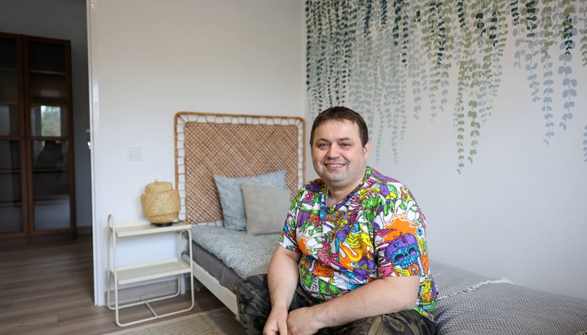 Pan Krzysztof, który zamieszkał wraz z 7 innymi lokatorami w mieszkaniu wspomaganym