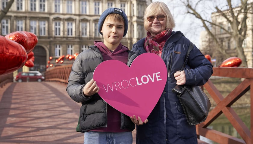 <p>Walentynki na otwartej właśnie kładce św. Antoniego</p>