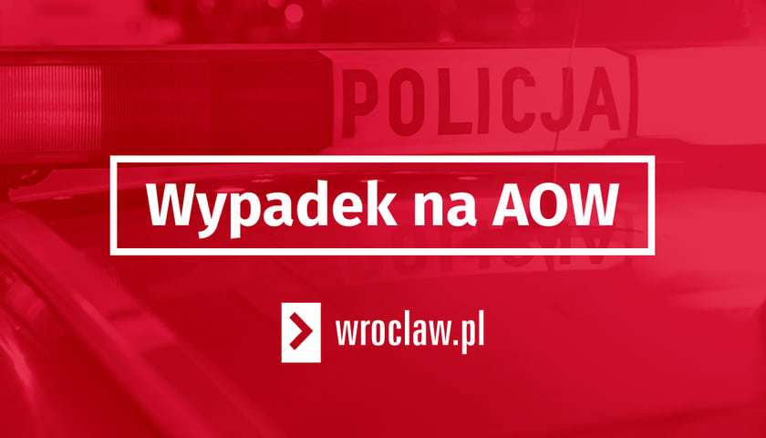 Czerwona plansza z białą ramką z napisem "wypadek na AOW"