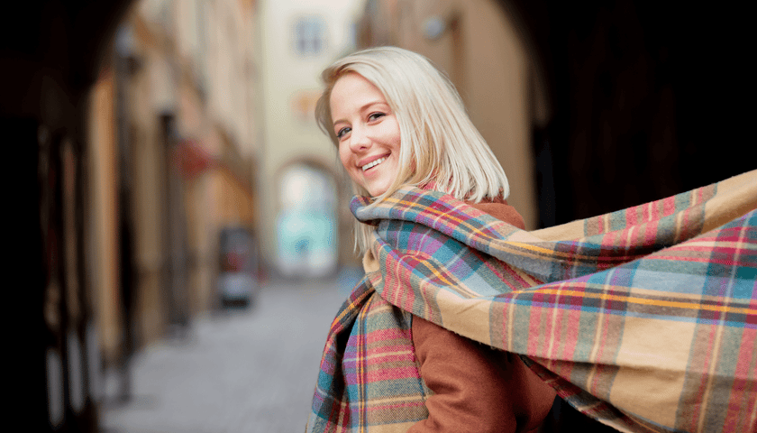 Uśmiechnięta kobieta w przejściu na wrocławskim Rynku / zdjęcie ilustracyjne