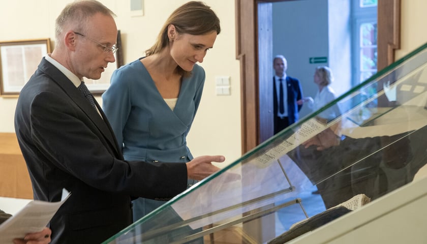Przewodnicząca Sejmu Republiki Litewskiej Viktorija Čmilytė-Nielsen, dr Łukasz Kamiński, dyrektor Zakładu Narodowego im. Ossolińskich we Wrocławiu