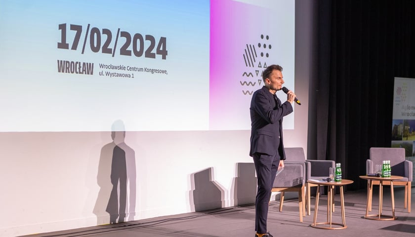 <p>Konferencja &bdquo;Otwarte głowy&rdquo; we Wrocławskim Centrum Kongresowym &ndash; prowadzący Piotr Jacoń</p>