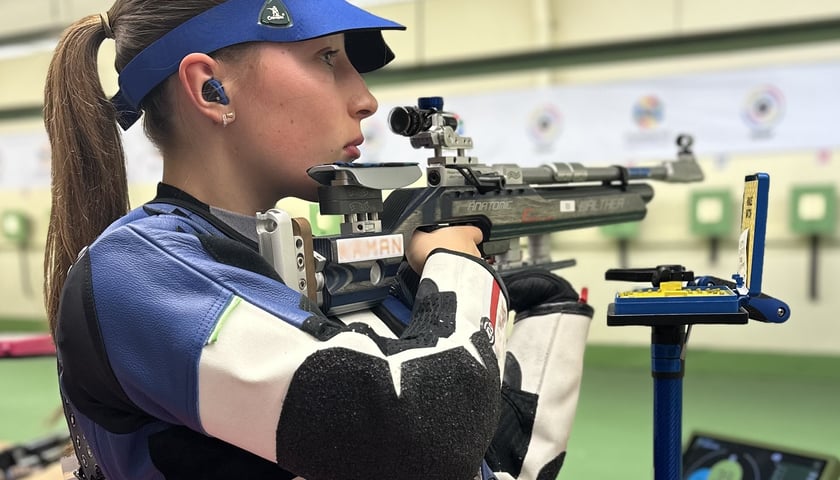 Strzelczyni sportowa Julia Piotrowska celująca z karabinu pneumatycznego podczas zawodów. 