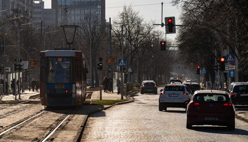 Nawierzchnia z kostki ulicy Powstańców Śląskich, auta, tramwaj