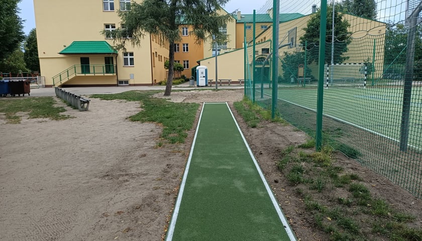 Boisko przy Szkole Podstawowej nr 34 po renowacji nawierzchni