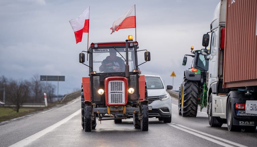 Oflagowany traktor podczas protestu rolników. Zdjęcie archiwalne