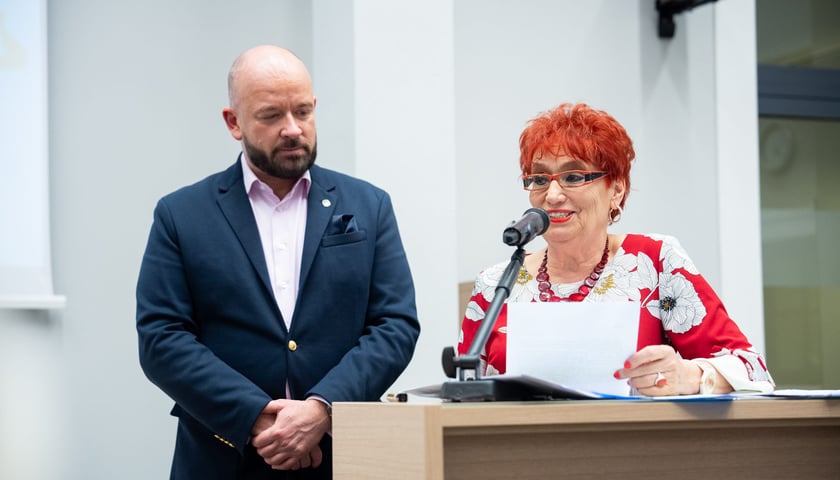 52. Wrocławska Księga Pamięci uhonorowała zasłużonych działaczy różnych dziedzin. Na zdjęciu Jacek Sutryk i Wanda Ziembicka - Has