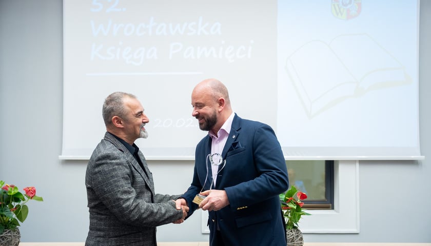 52. Wrocławska Księga Pamięci uhonorowała zasłużonych działaczy różnych dziedzin. Juliusz Woźny i Jacek Sutryk