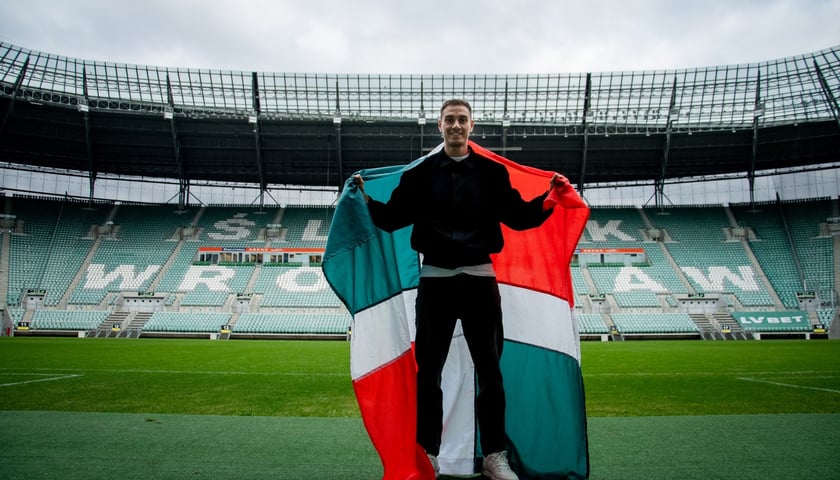 Aleks Petkov trzyma koszulkę ze swoim nazwiskiem i liczbą 2026 - do tego roku przedłużył kontrakt