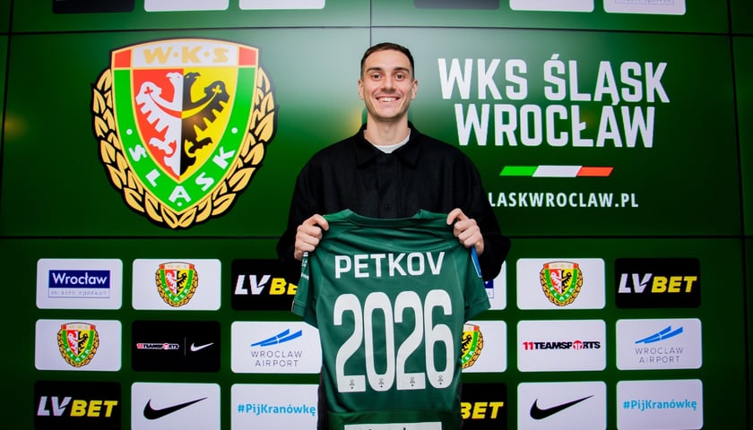 Aleks Petkov trzyma koszulkę ze swoim nazwiskiem i liczbą 2026 - do tego roku przedłużył kontrakt