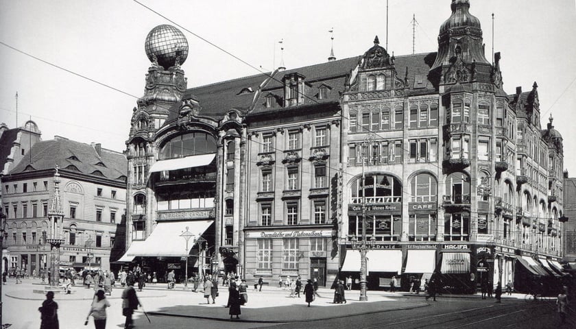 Dom towarowy braci Barasch w Rynku w 1926 roku. Dziś w tym budynku mieści się Spółdzielczy Dom Handlowy Feniks