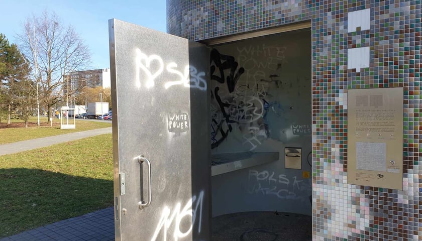 <p>Samoobsługowa toaleta publiczna w parku Jedności</p>
