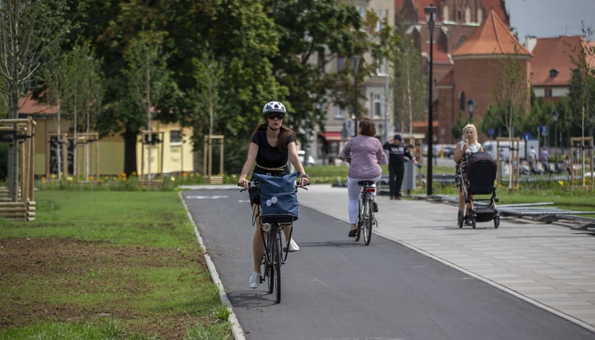 Rowerzystka na ścieżce rowerowej we Wrocławiu. Zdjęcie ilustracyjne. Największą grupę projektów zgłoszonych do WBO 2024 stanowią projekty pieszo-rowerowe.