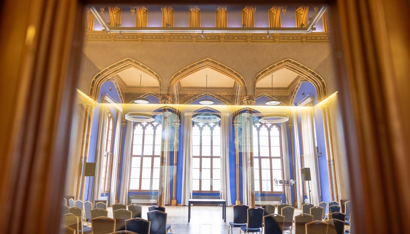 Sala Sesyjna znajduje się na piętrze, nad wejściem do dworca od ul. Piłsudskiego