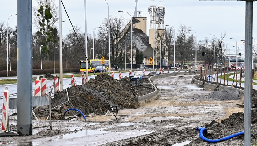 Budowana trasa dla pojazdów komunikacji miejskiej rozpoczyna się na Bardzkiej, za skrzyżowaniem z Morwową i Świeradowską. Na zdjęciu widać ustabilizowane podłoże pod budowę drogi z zamontowanymi już krawężnikami. 