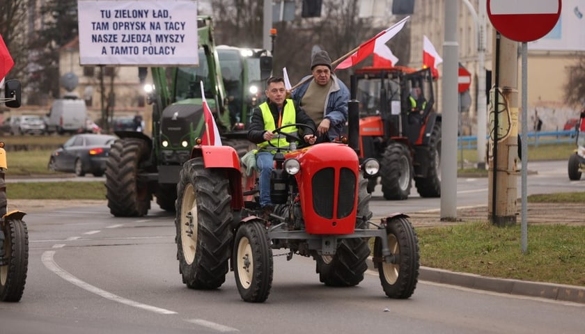 Strajk rolników na Dolnym Śląsku. Ciągnik na ulicy i protestujący