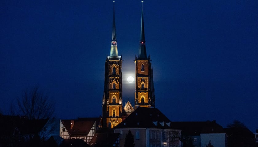 Pełnia Śnieżnego Księżyca 24 lutego we Wrocławiu pomiędzy wieżami Katedry Wrocławskiej