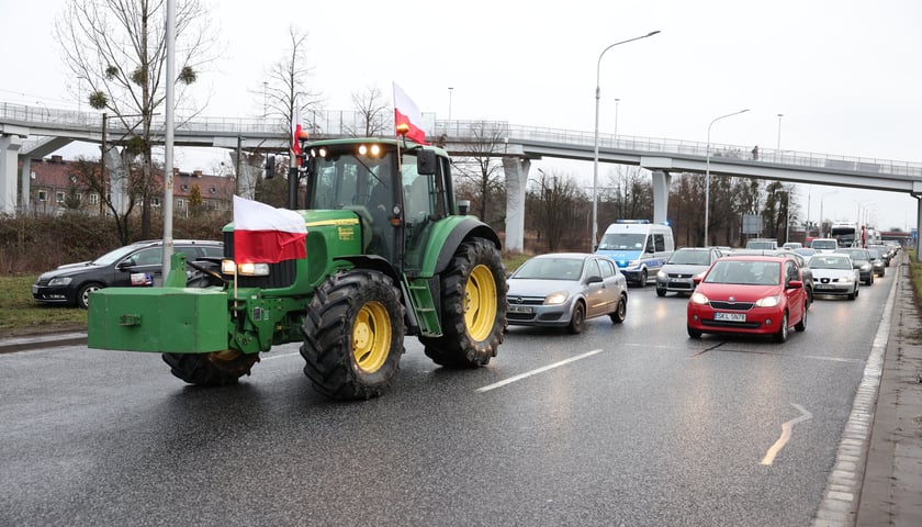 Strajk rolników. Ciągnik na drodze