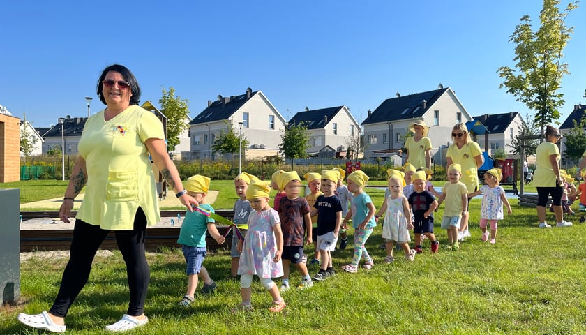 Od kilku lat na Jagodnie działa nowy, piękny żłobek. Na zdjęciu dzieci ze żłobka przy ul. Sygnałowej