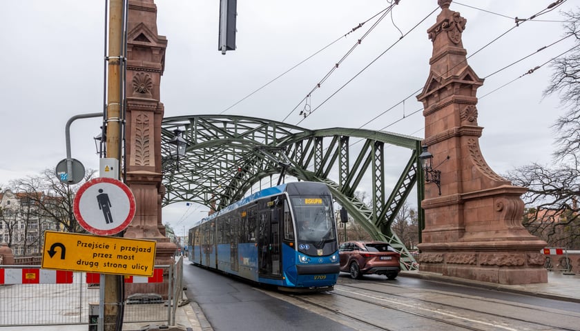 Tramwaj na remontowanym moście Zwierzynieckim, luty 2024 r.