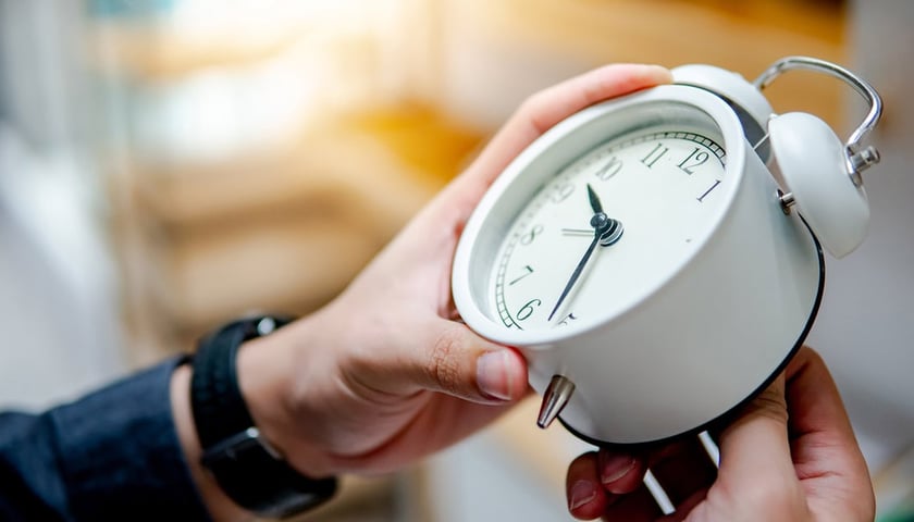 Na zdjęciu widać nastawiany zegarek. Zdjęcie ilustracyjne. Sprawdź, kiedy będzie zmiana czasu w 2025 roku.