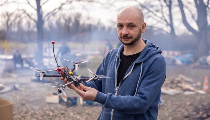 Stanislav Akimchev, lider grupy Foreign Front z dronem w ręce. Wrocław, 25.02.2024