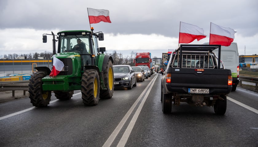 Ciągnik rolniczy blokujący pas ruchu. Zdjęcie archiwalne, luty 2024