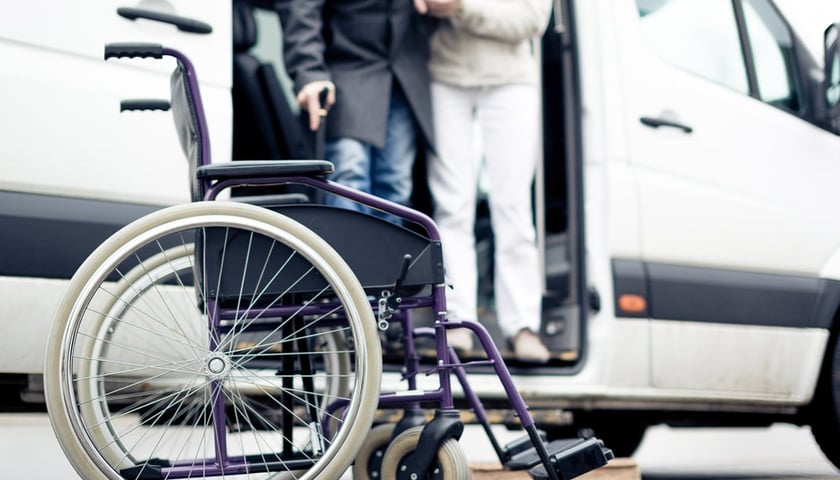 Na zdjęciu wózek inwalidzki. Poznaj prawa przysługujące wyborcom z niepełnosprawnością