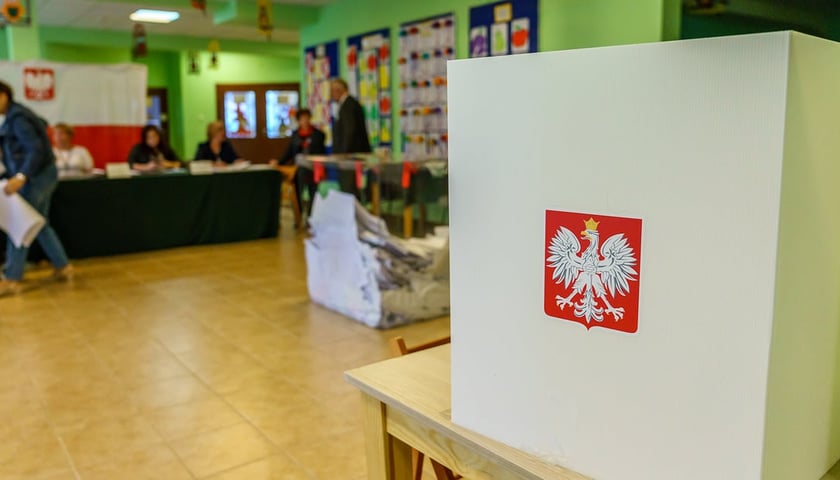 Na zdjęciu urna wyborcza. Wybory Samorządowe 2024 we Wrocławiu. Jak głosować? Sprawdź wyszukiwarkę lokali wyborczych